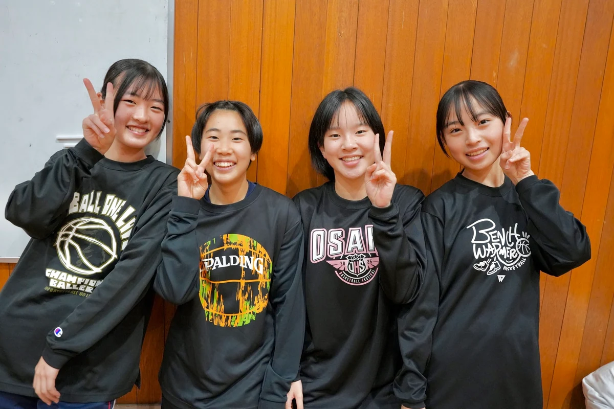 仲間と並んで笑顔を見せる4人の選手たち