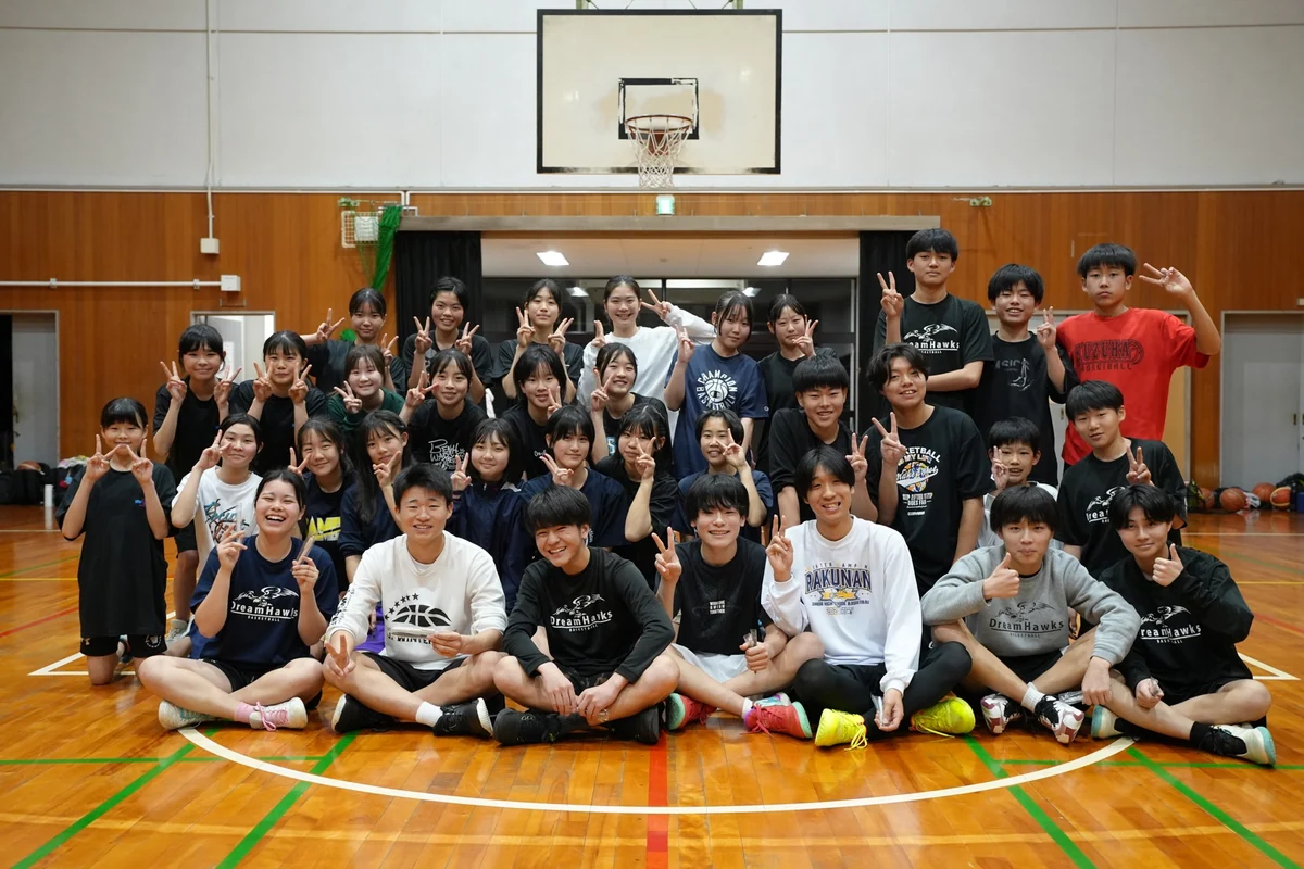 体育館に集まったDreamHawksの選手たちの集合写真