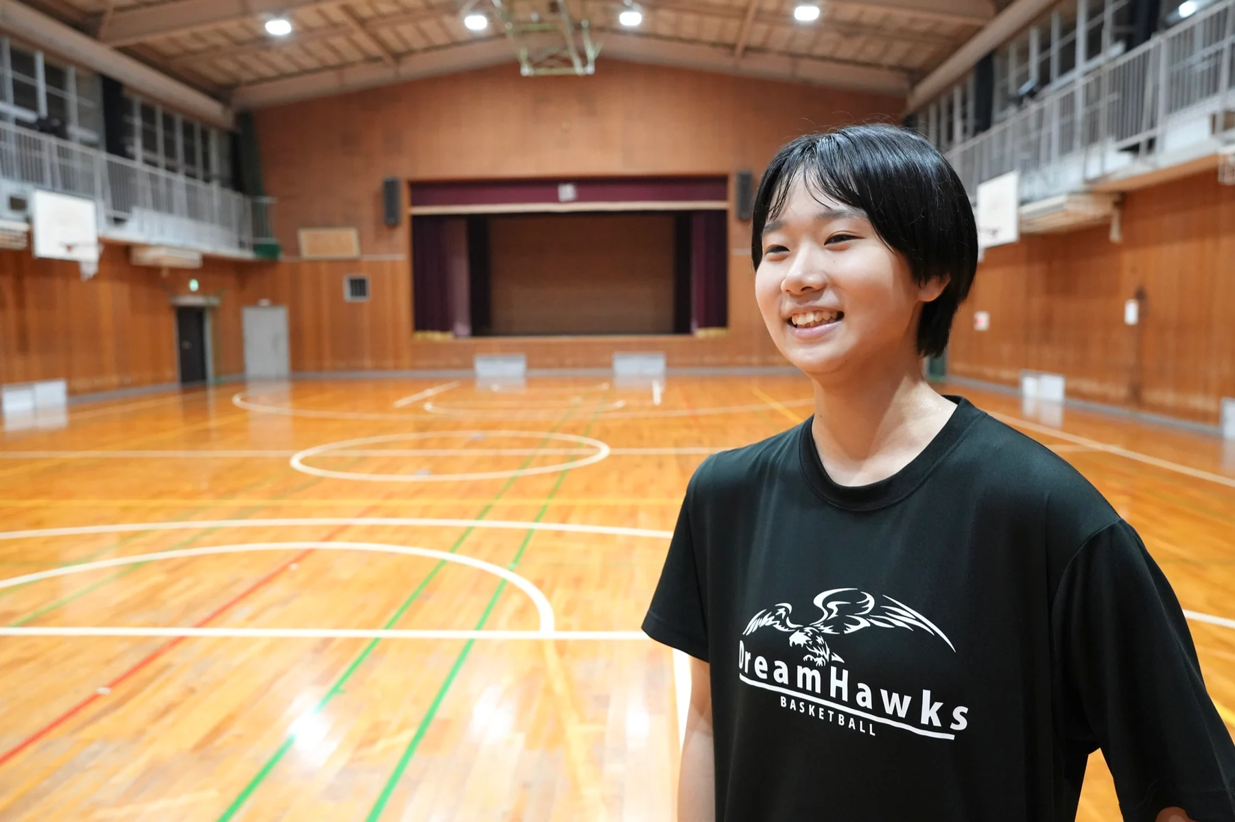 体育館で笑顔を見せるワークアウト参加選手